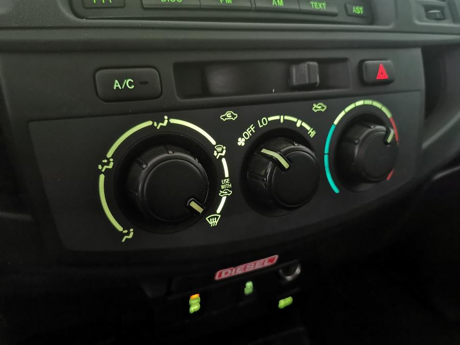 Toyota Hilux 2.5 D -4D 2WD CD CM + AC
