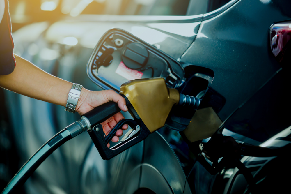 Atestar o depósito do carro ou abastecer aos poucos: vê o que recomendam os especialistas