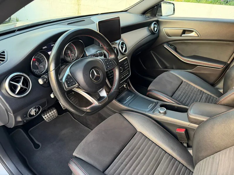 Mercedes Benz CLA 200